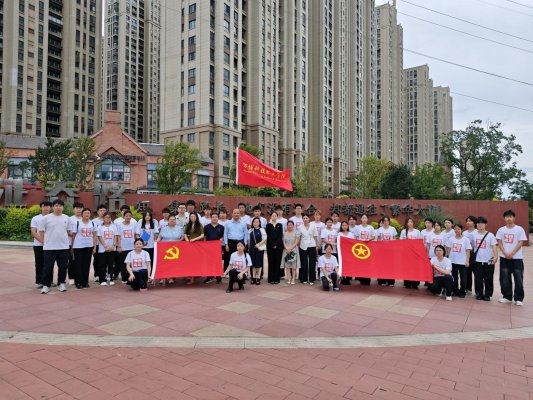星空隆重举行“青春为中国式现代化挺膺担当”主题青春思政课暨新团员入团仪式